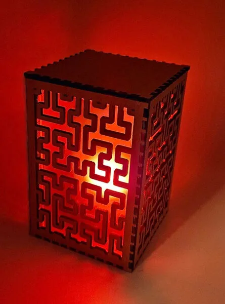 Caja antorcha cortada por láser con patrón de relleno de curva de Hilbert brillando en rojo