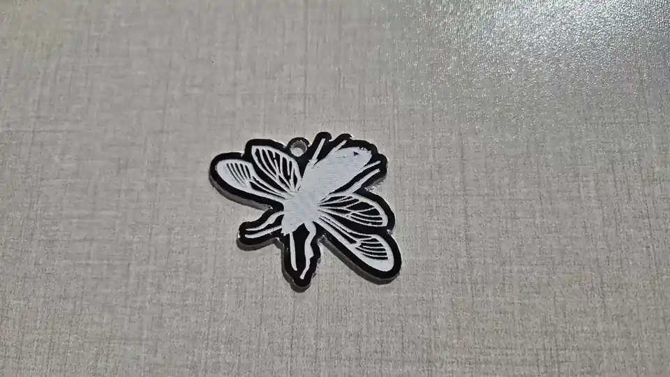 Llavero de abeja grabado en blanco sobre acrílico bicolor marrón oscuro y cortado a la forma