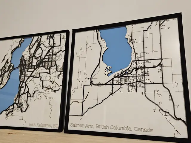 Dos mapas urbanos enmarcados con calles por capas y agua azul