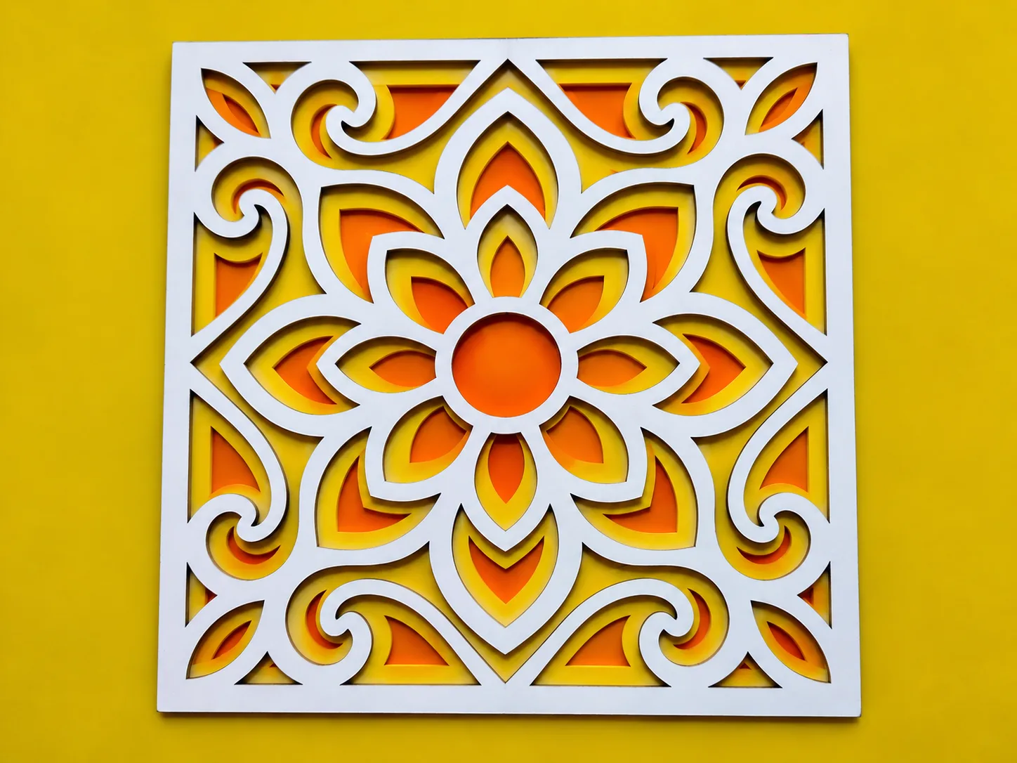 Panel floral de pared de tres capas con el frente de contrachapado blanco sobre láminas de acrílico naranja y amarillo